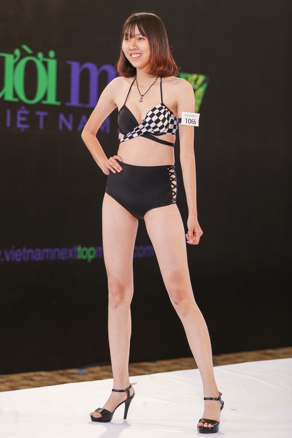 Giam khao Next Top cat toc,  ao tam cua thi sinh tren san khau anh 7