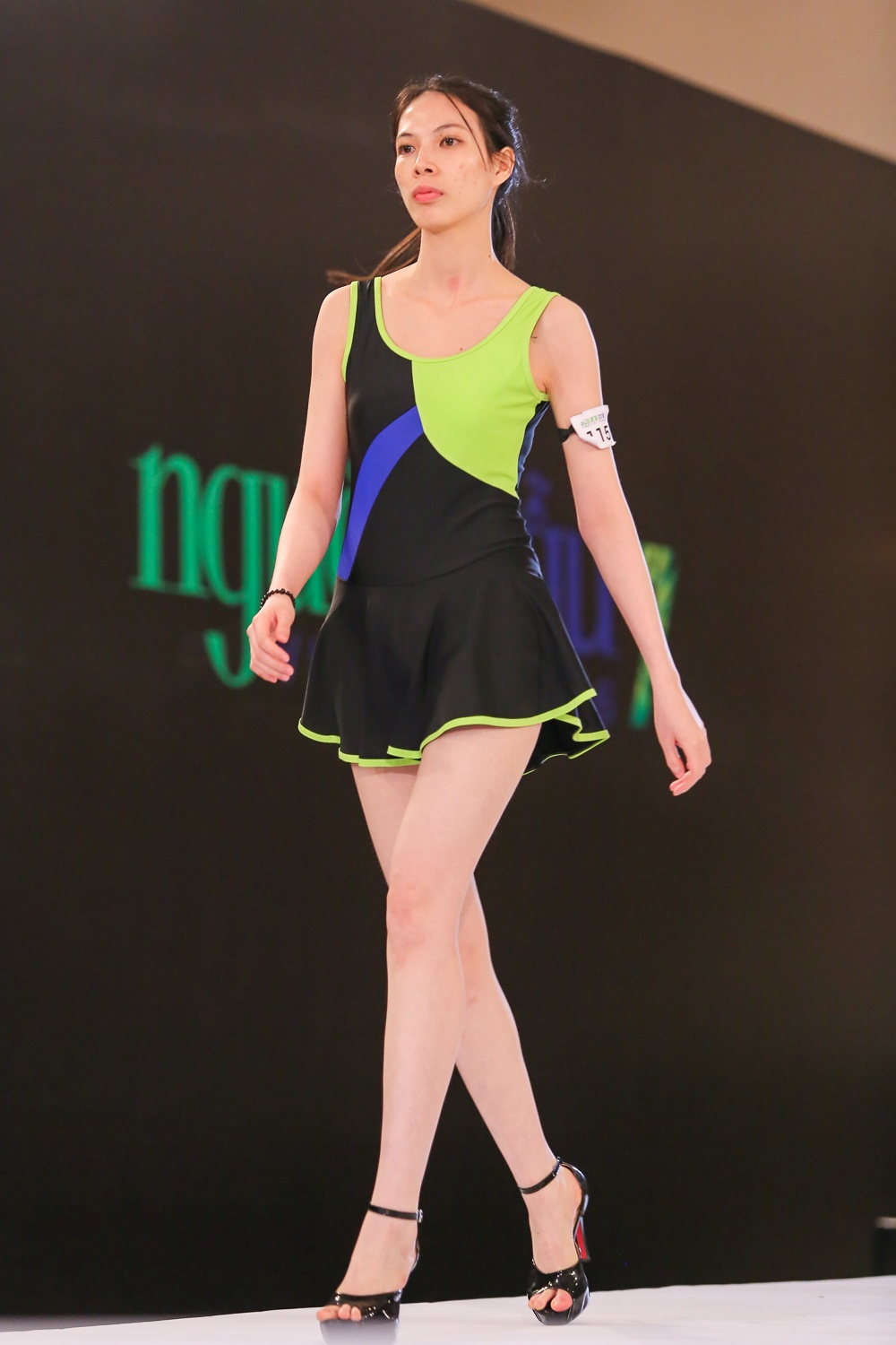 Giam khao Next Top cat toc,  ao tam cua thi sinh tren san khau anh 4