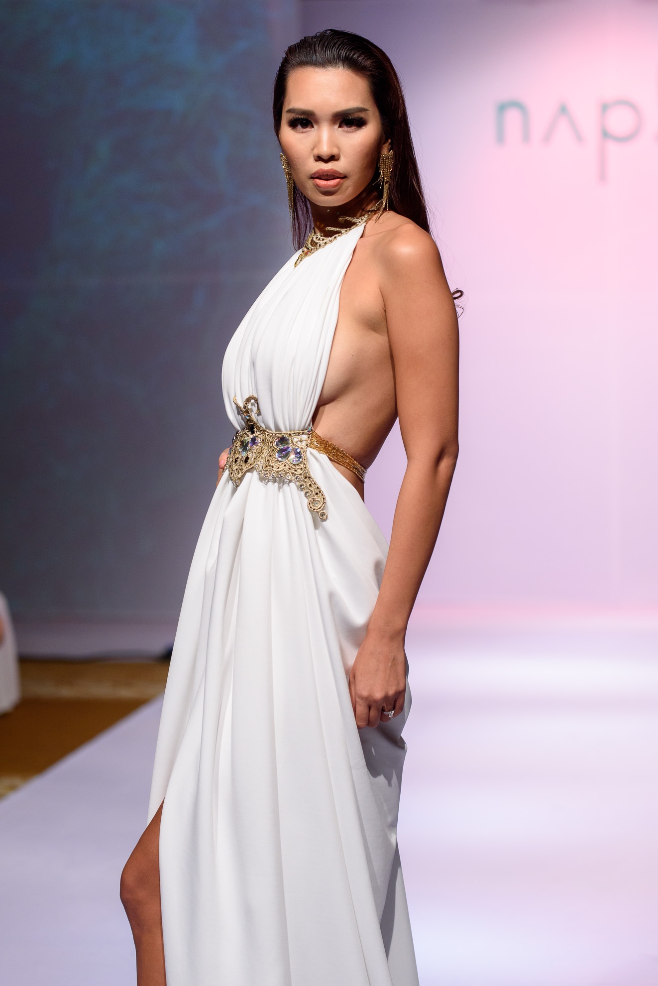 Ha Anh goi cam tren san dien anh 1