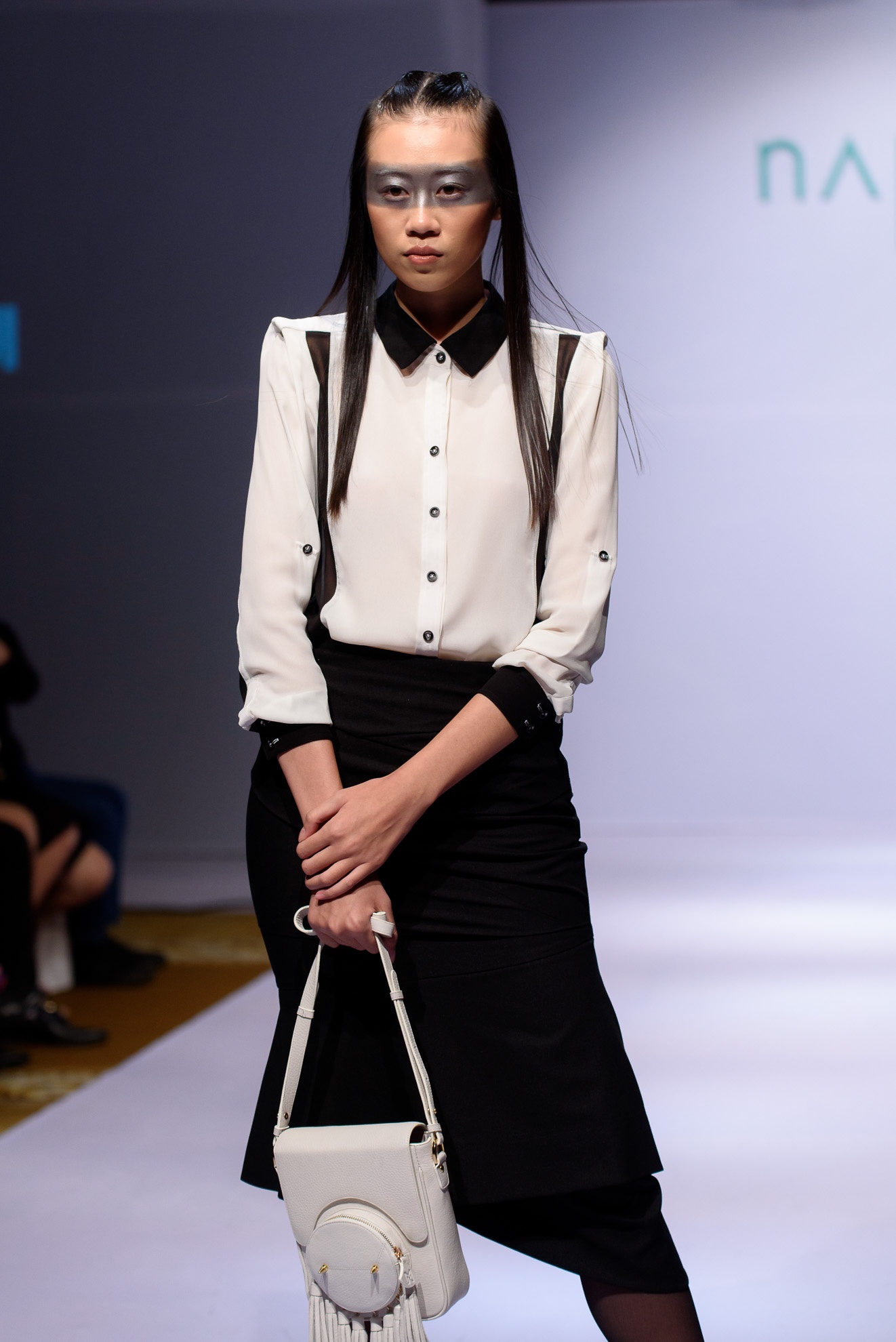 Ha Anh goi cam tren san dien anh 11