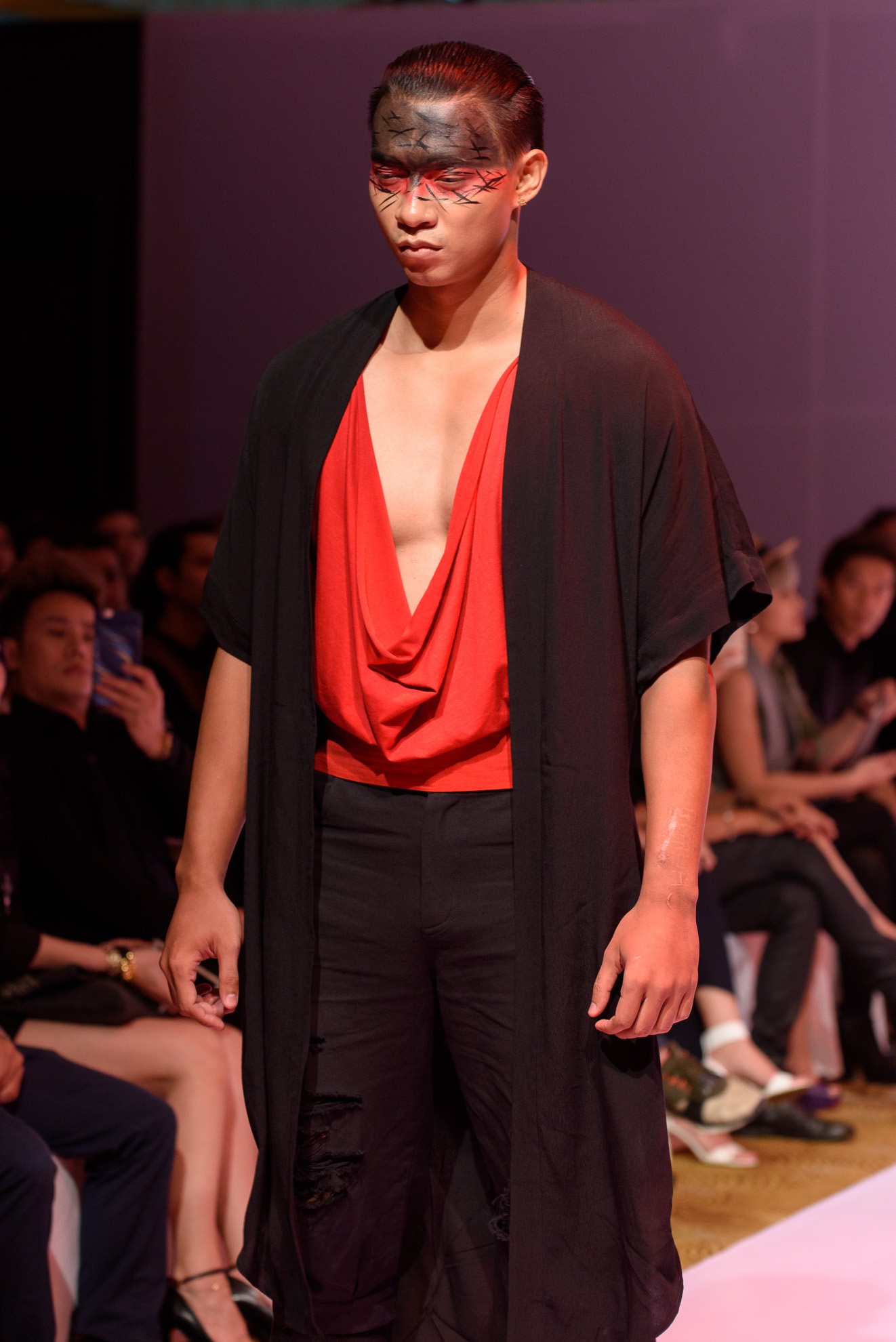 Ha Anh goi cam tren san dien anh 3