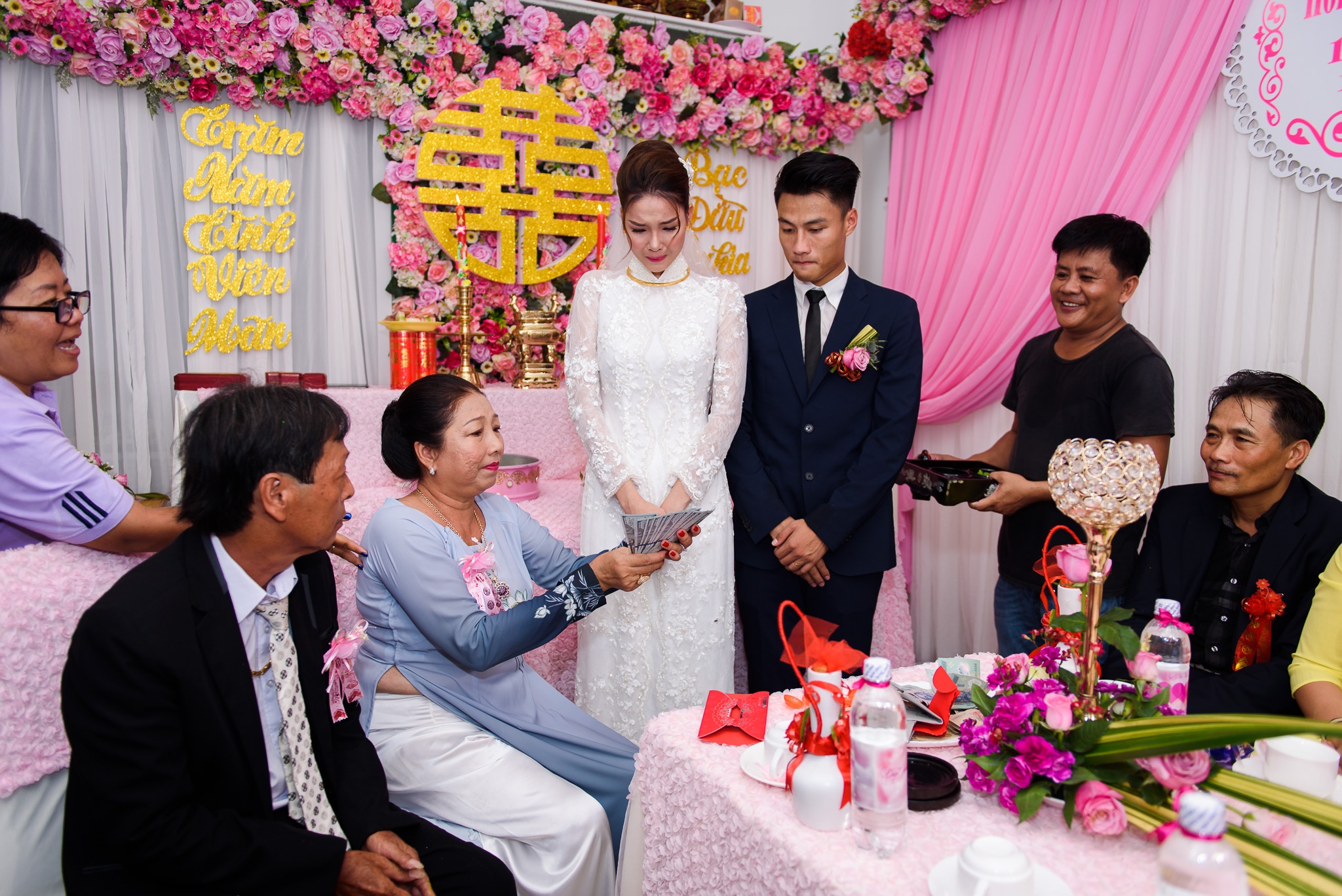 Dam hoi nhuom sac hong Ky Han - Mac Hong Quan anh 11