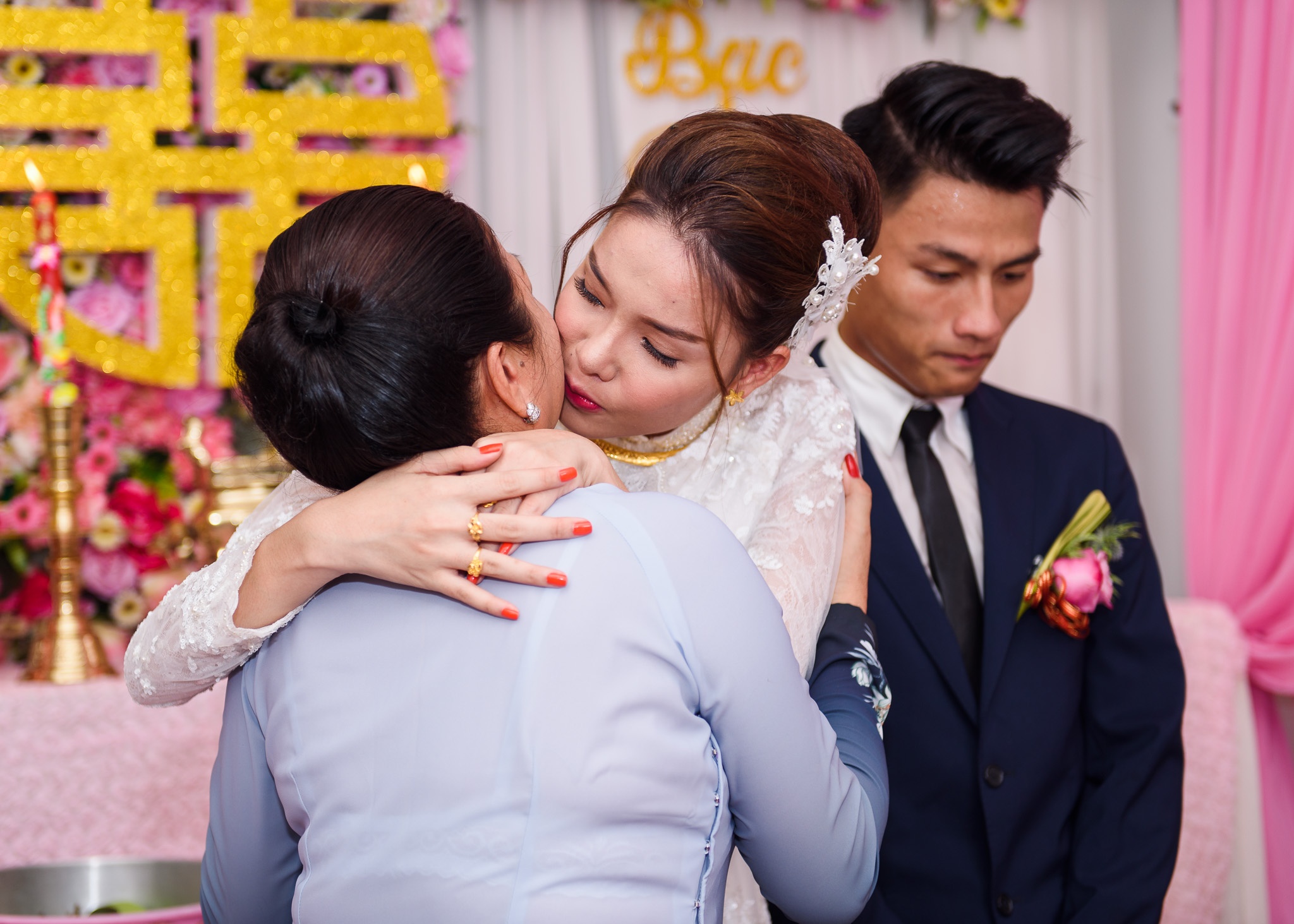 Dam hoi nhuom sac hong Ky Han - Mac Hong Quan anh 12