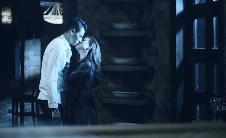 Hoang Thuy Linh hon Vinh Thuy say dam trong MV moi anh 1