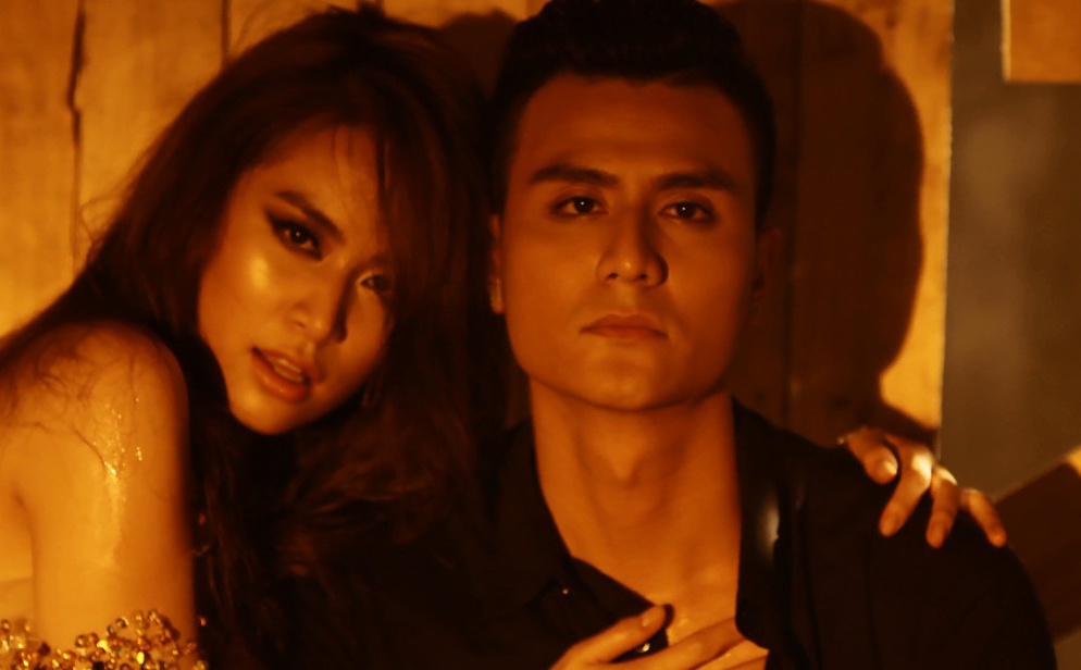 Hoang Thuy Linh hon Vinh Thuy say dam trong MV moi anh 4