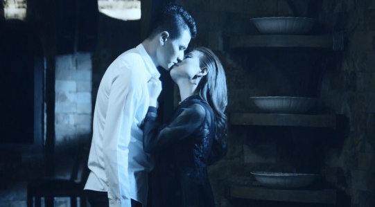 Hoang Thuy Linh hon Vinh Thuy say dam trong MV moi hinh anh