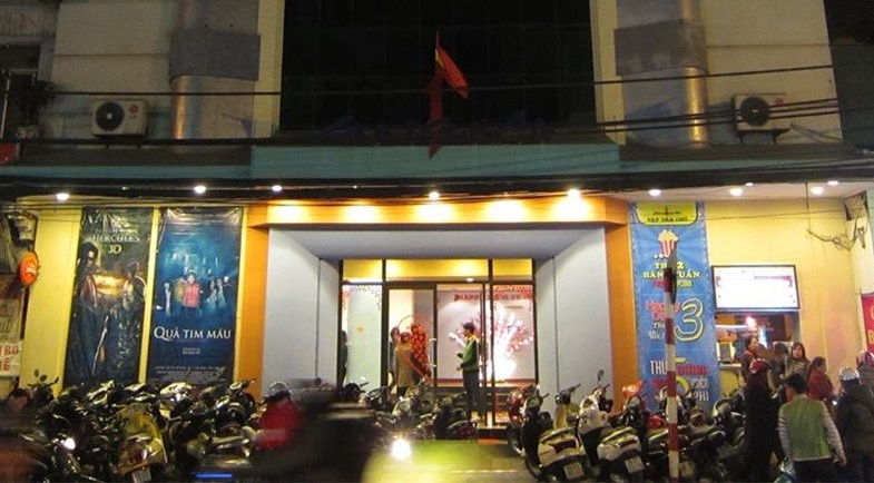 Ngoi trong rap xem phim vua bit mui vua lo ghe sap hinh anh