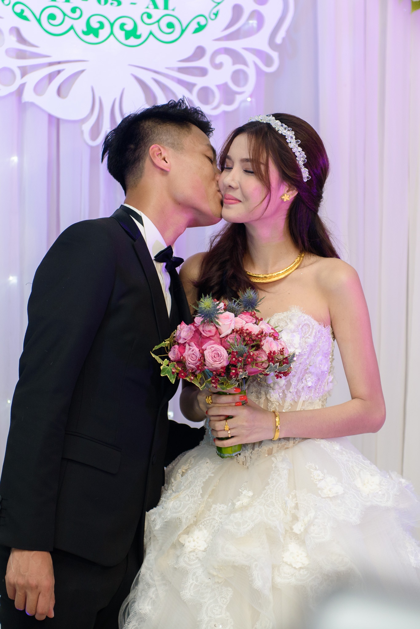 Ky Han hanh phuc ben Mac Hong Quan anh 14