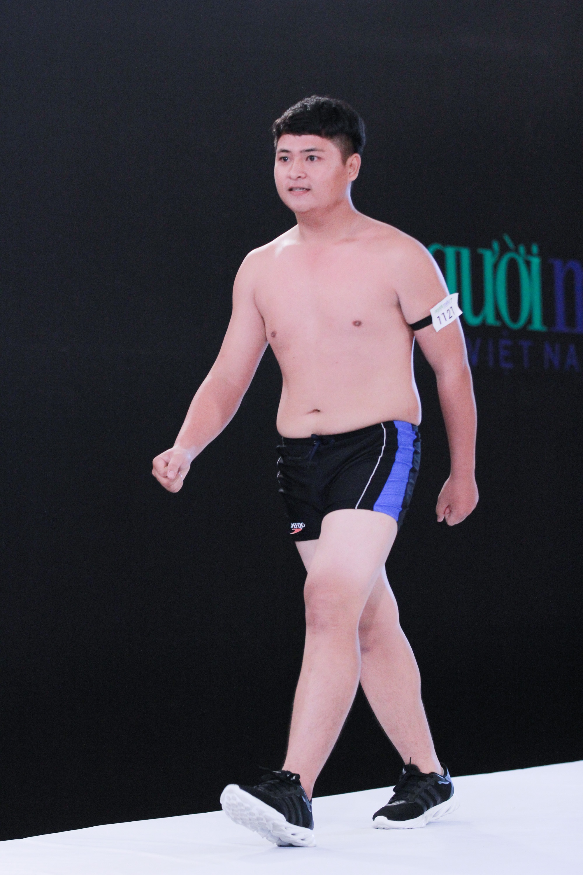 Dan thi sinh lun,  map gay cuoi khi catwalk anh 2