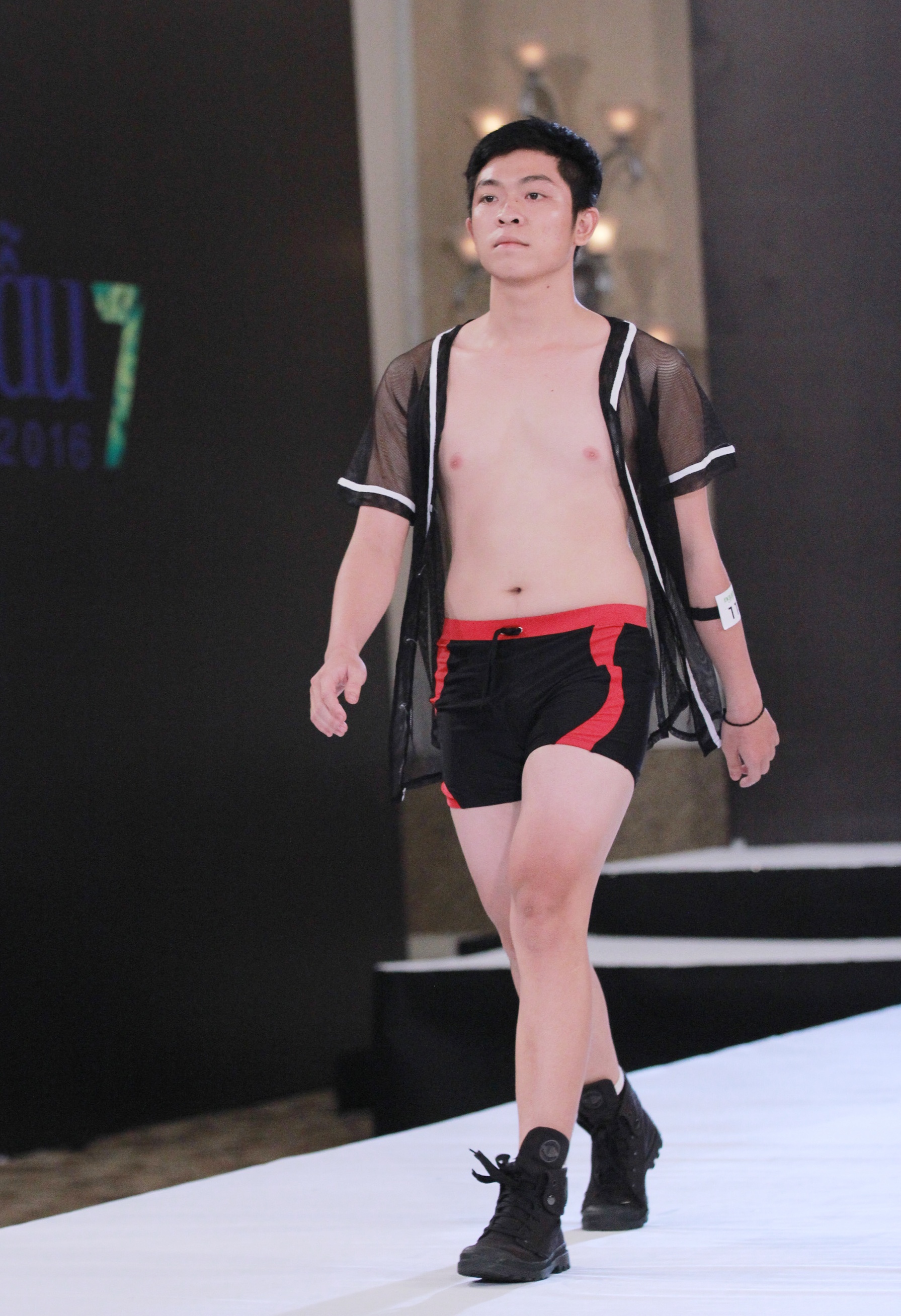 Dan thi sinh lun,  map gay cuoi khi catwalk anh 3
