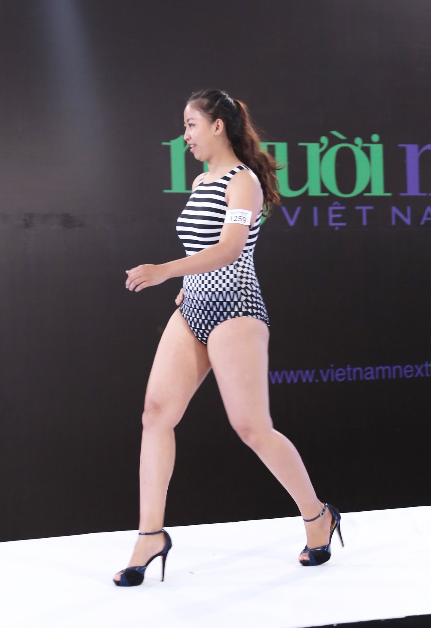 Dan thi sinh lun,  map gay cuoi khi catwalk anh 6