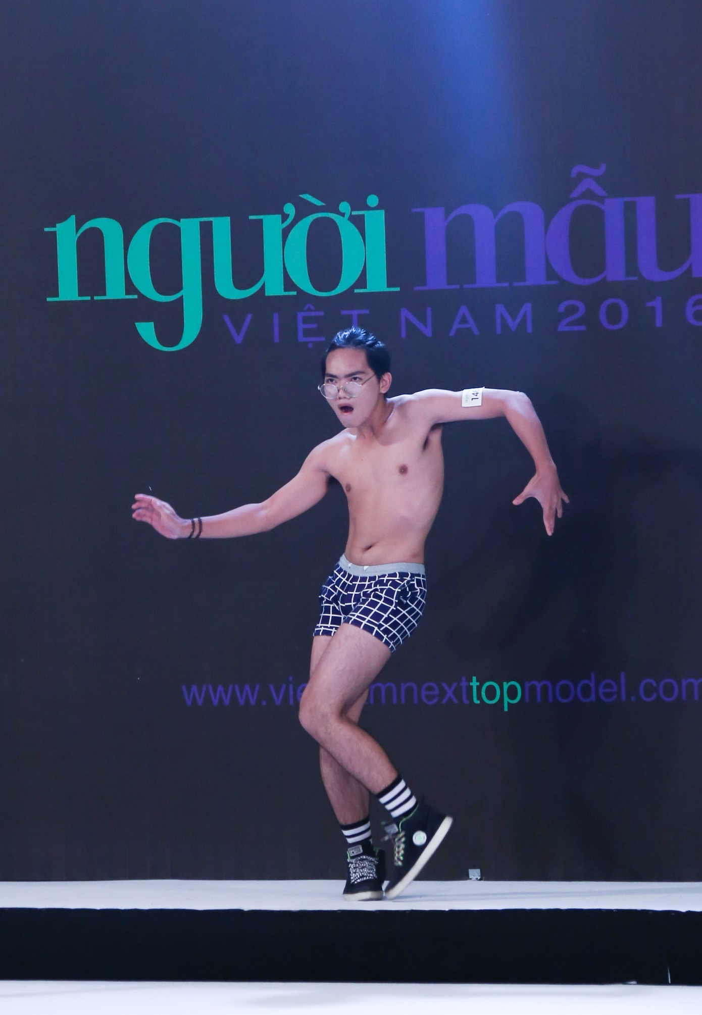 Dan thi sinh lun,  map gay cuoi khi catwalk anh 8