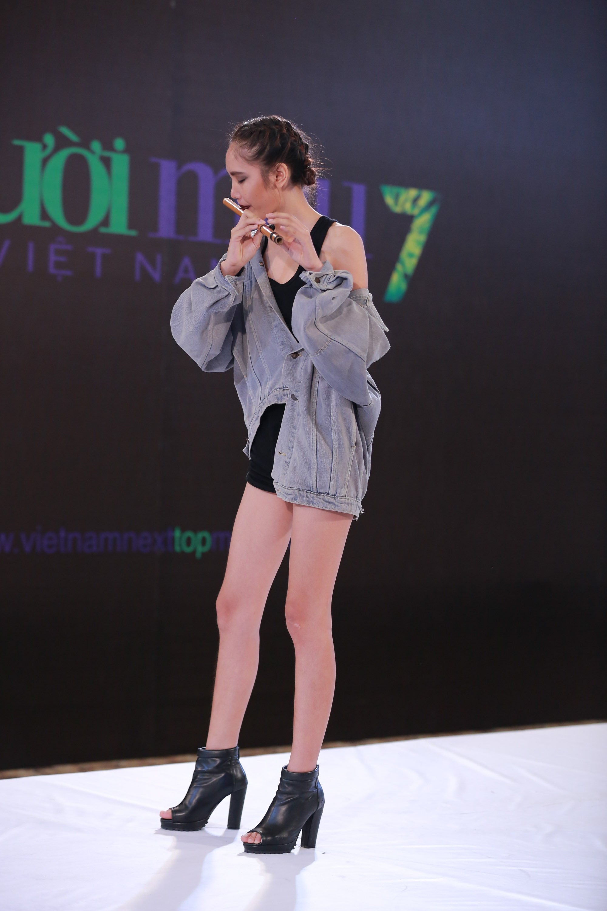 Thi sinh Next Top gao thet,  lan lon doi vao nha chung anh 13