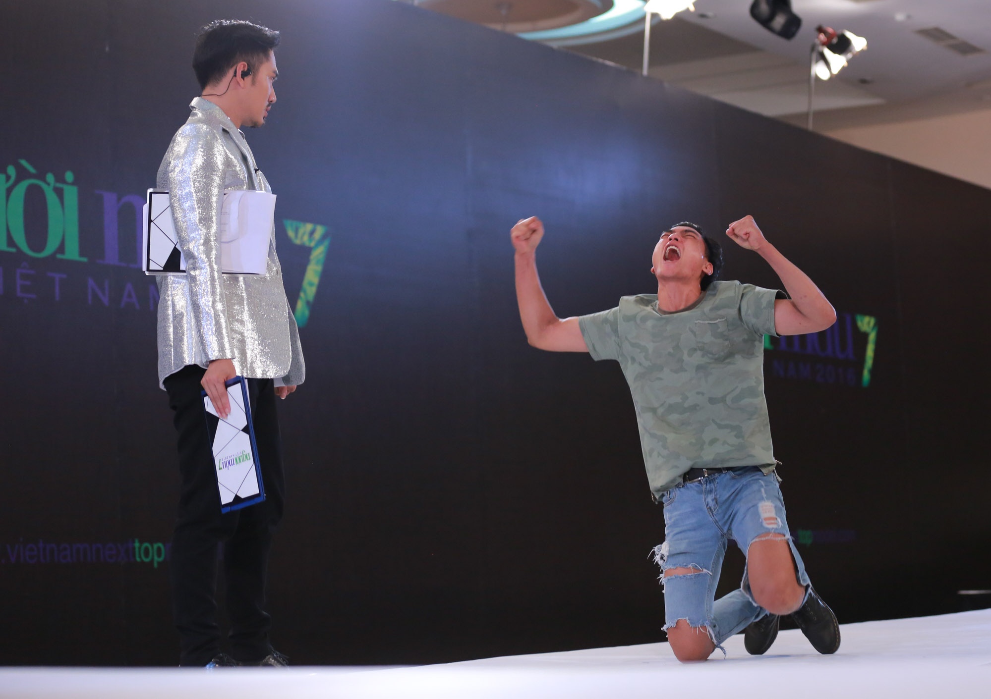 Thi sinh Next Top gao thet,  lan lon doi vao nha chung anh 1