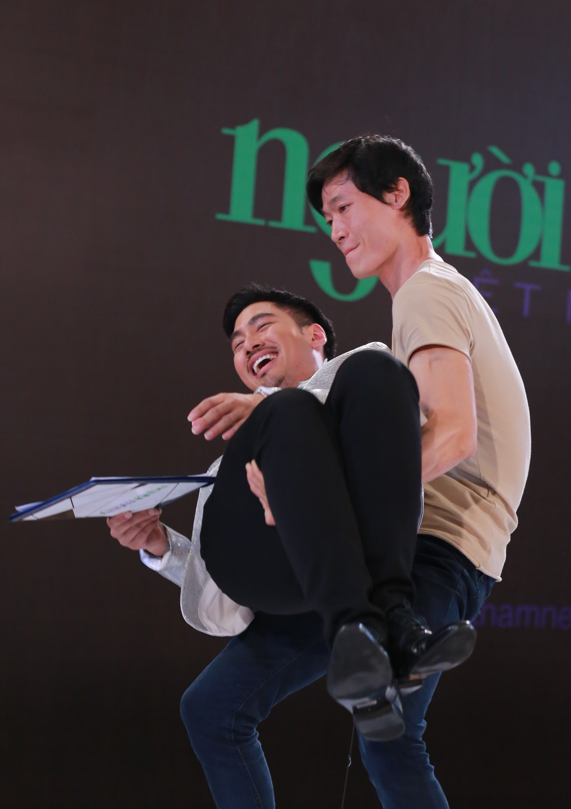 Thi sinh Next Top gao thet,  lan lon doi vao nha chung anh 5