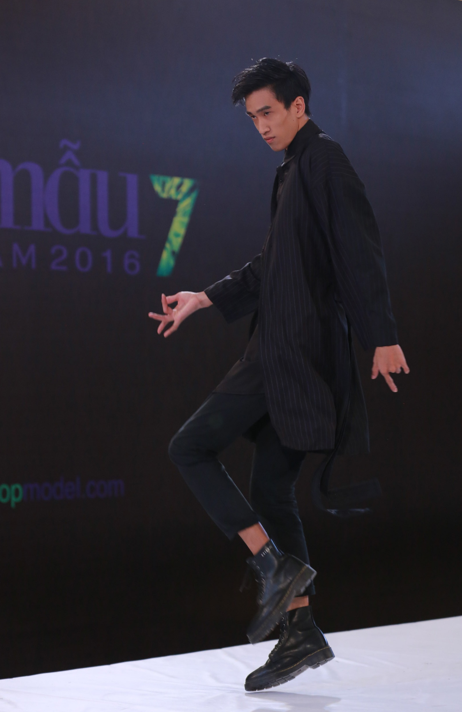 Thi sinh Next Top gao thet,  lan lon doi vao nha chung anh 8