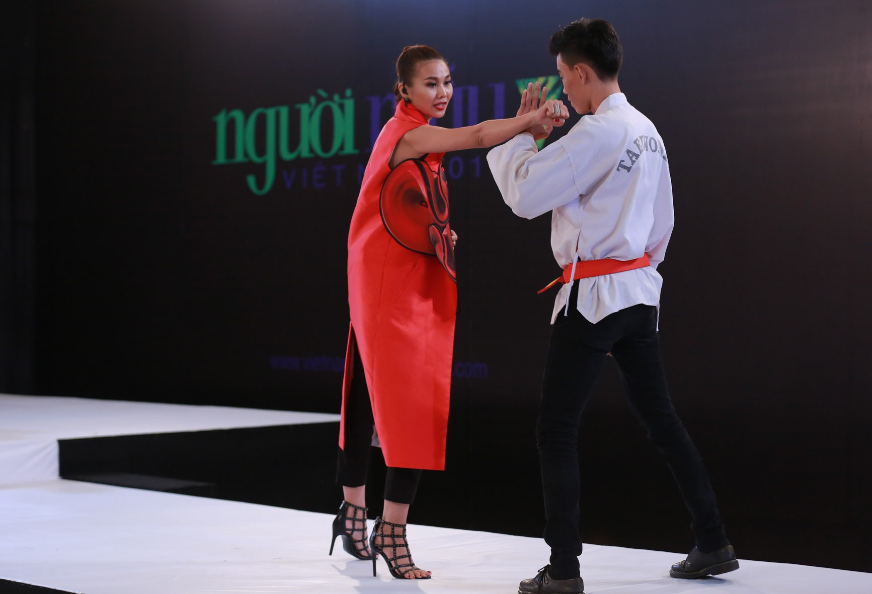 Thi sinh Next Top gao thet,  lan lon doi vao nha chung anh 11