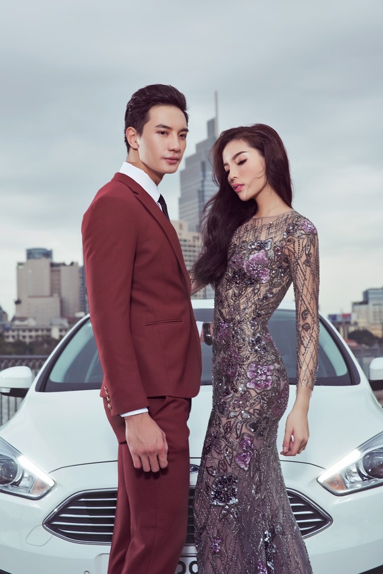 Hoa hau Ky Duyen tinh tu ben ban dien dien trai anh 2