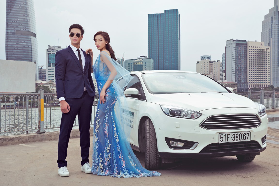 Hoa hau Ky Duyen tinh tu ben ban dien dien trai anh 4