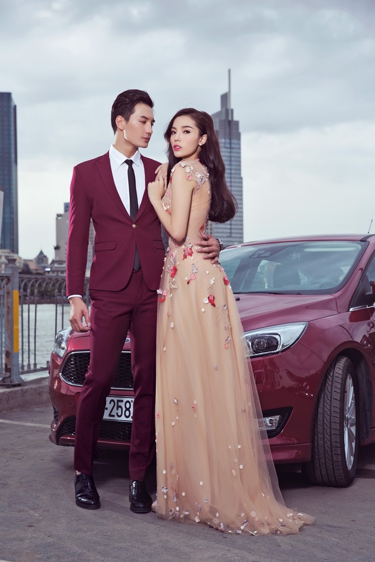 Hoa hau Ky Duyen tinh tu ben ban dien dien trai anh 5