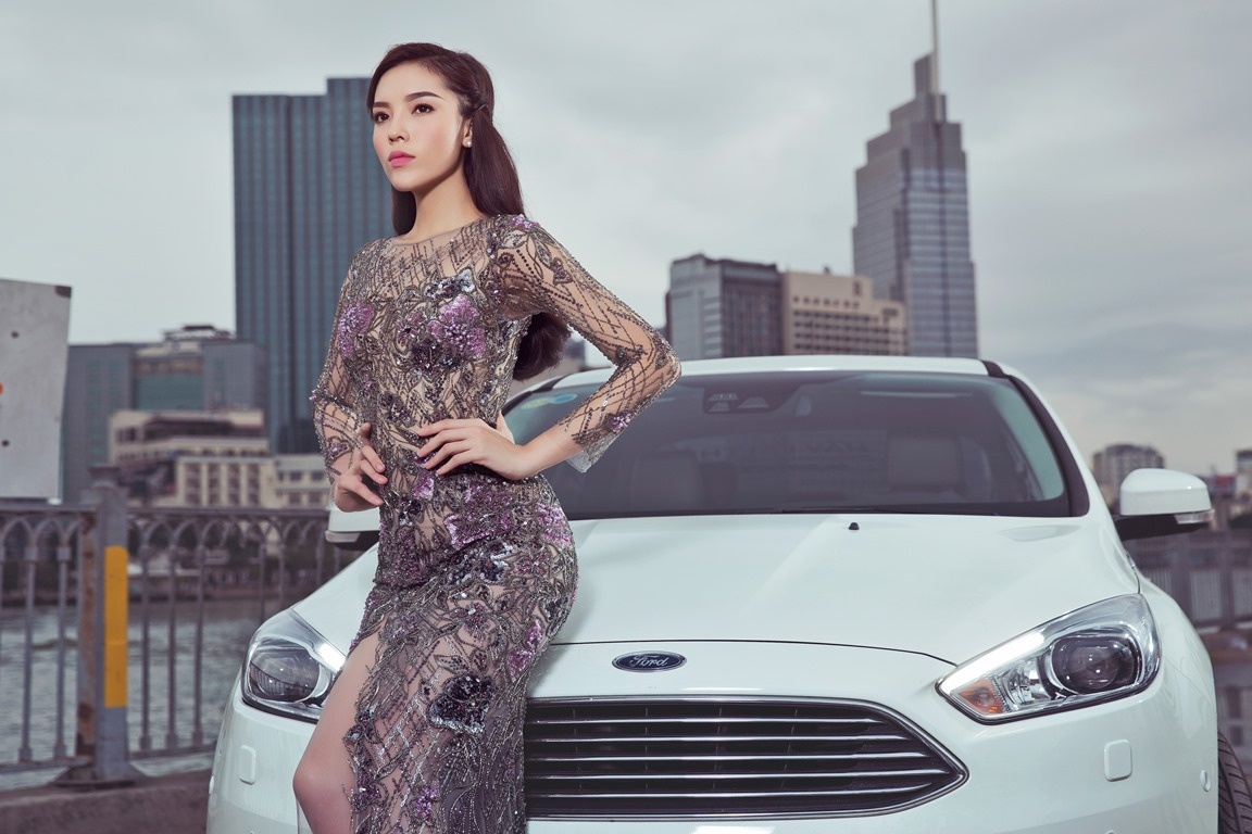 Hoa hau Ky Duyen tinh tu ben ban dien dien trai anh 6