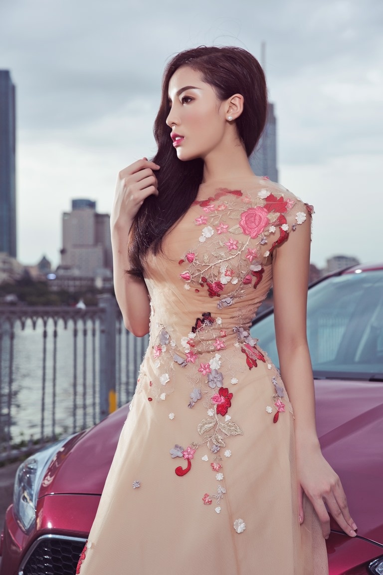 Hoa hau Ky Duyen tinh tu ben ban dien dien trai anh 7