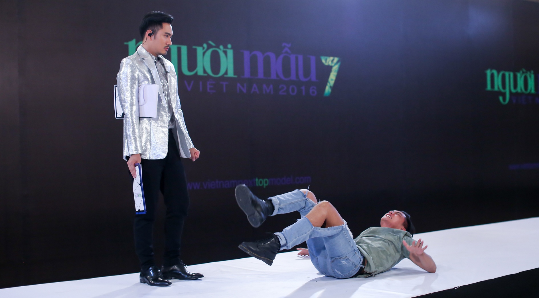 Thi sinh Next Top Model gao thet doi vao nha chung hinh anh