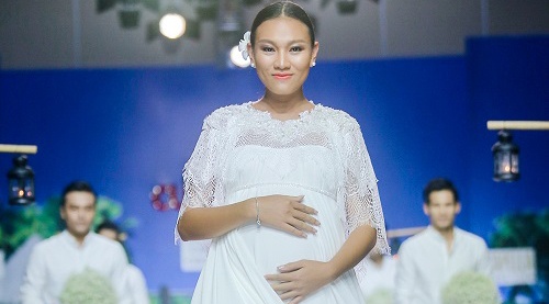 Nguoi mau Dieu Huyen sinh con gai dau long hinh anh