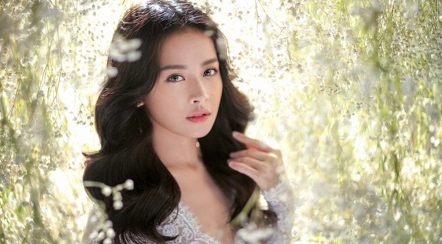 Chi Pu dien vay cuoi xuyen thau goi cam hinh anh