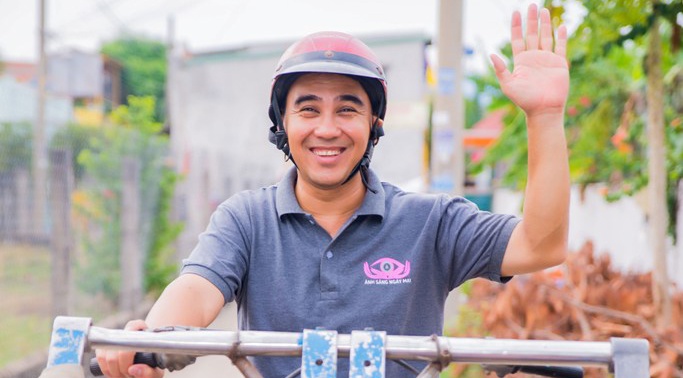 Quyen Linh giup do cu ba 60 tuoi nuoi con bi tam than hinh anh