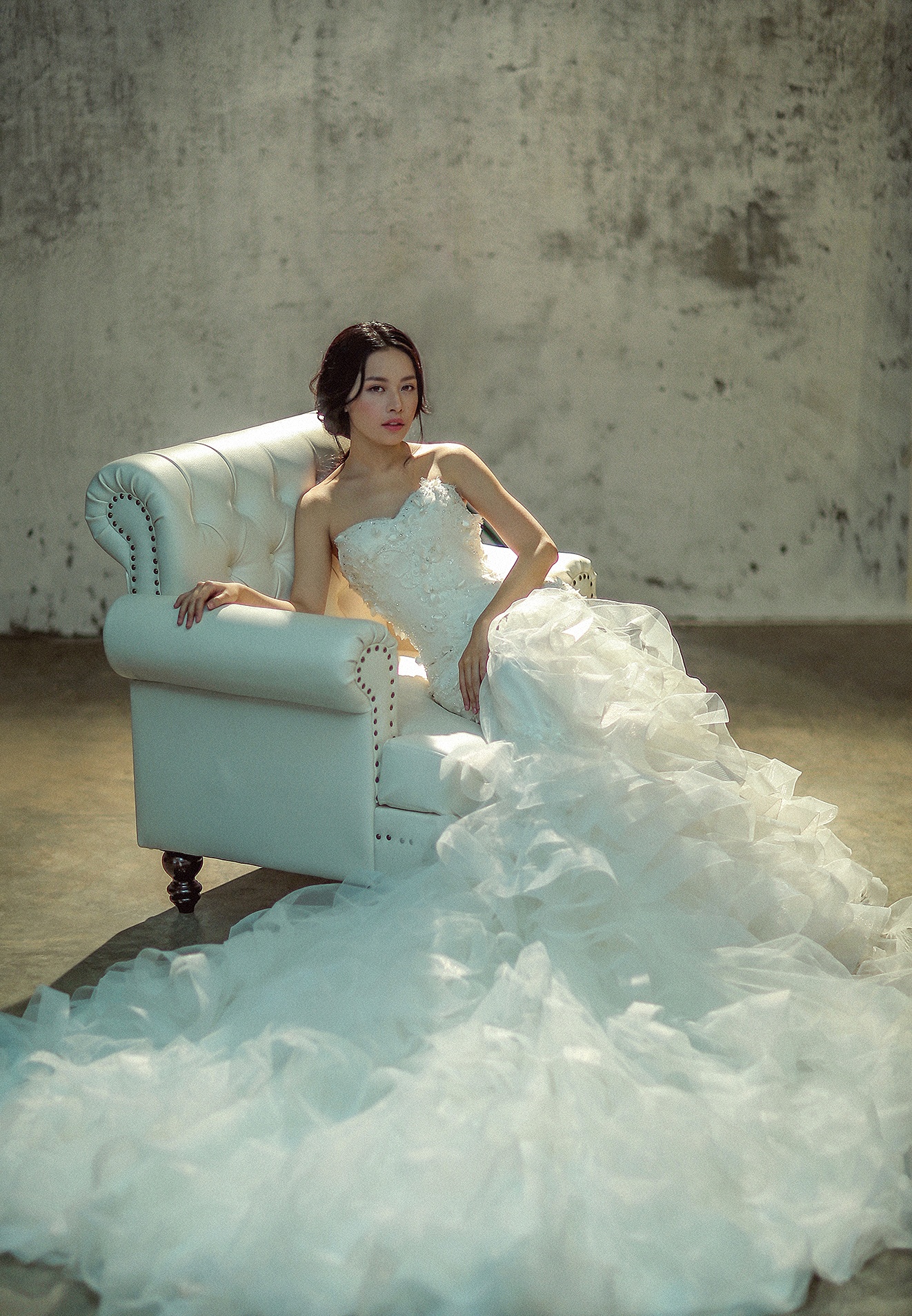 Chi Pu dien vay cuoi xuyen thau goi cam anh 4