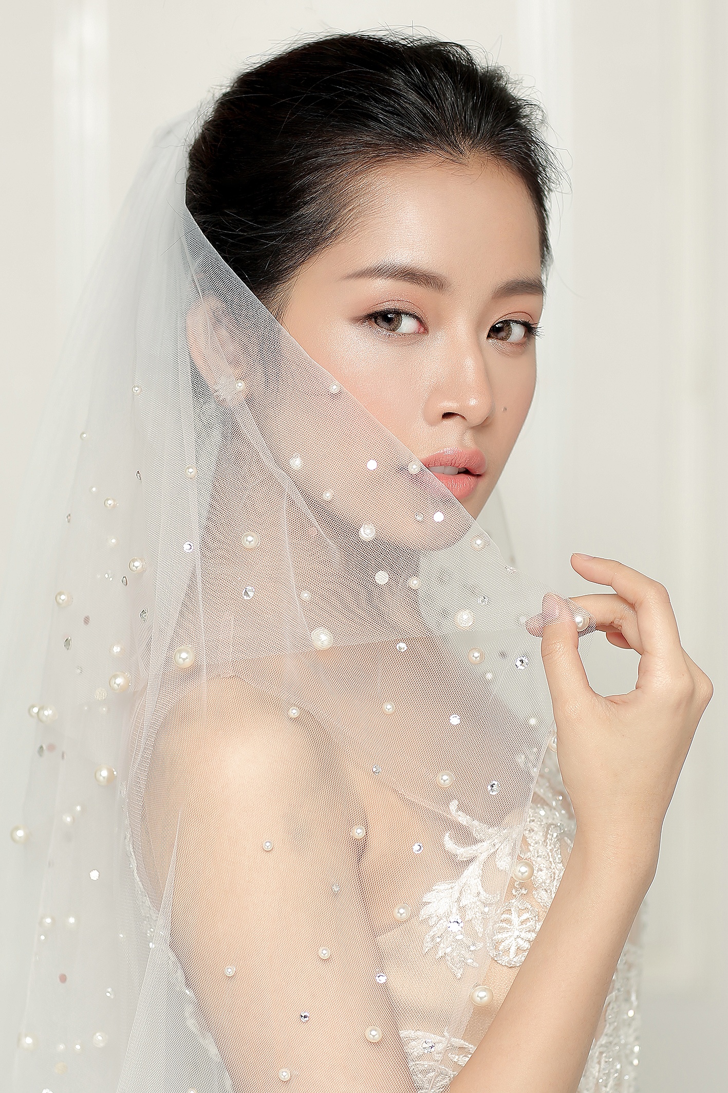 Chi Pu dien vay cuoi xuyen thau goi cam anh 8