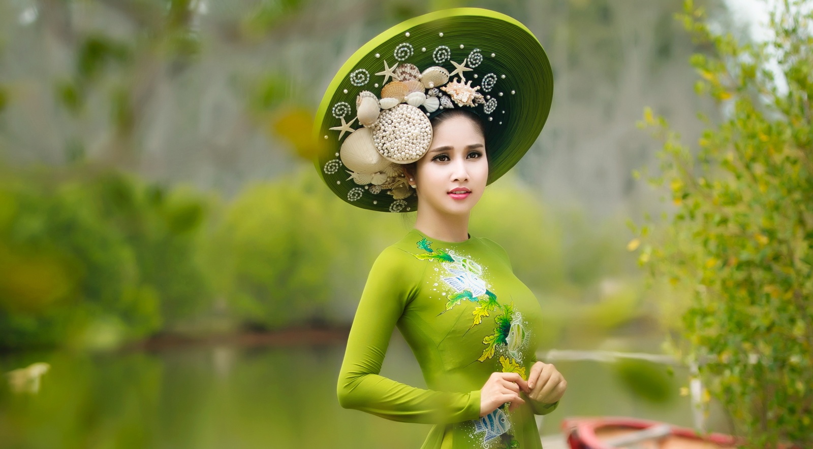 Vo cu Phan Thanh Binh duyen dang trong ao dai sac mau hinh anh