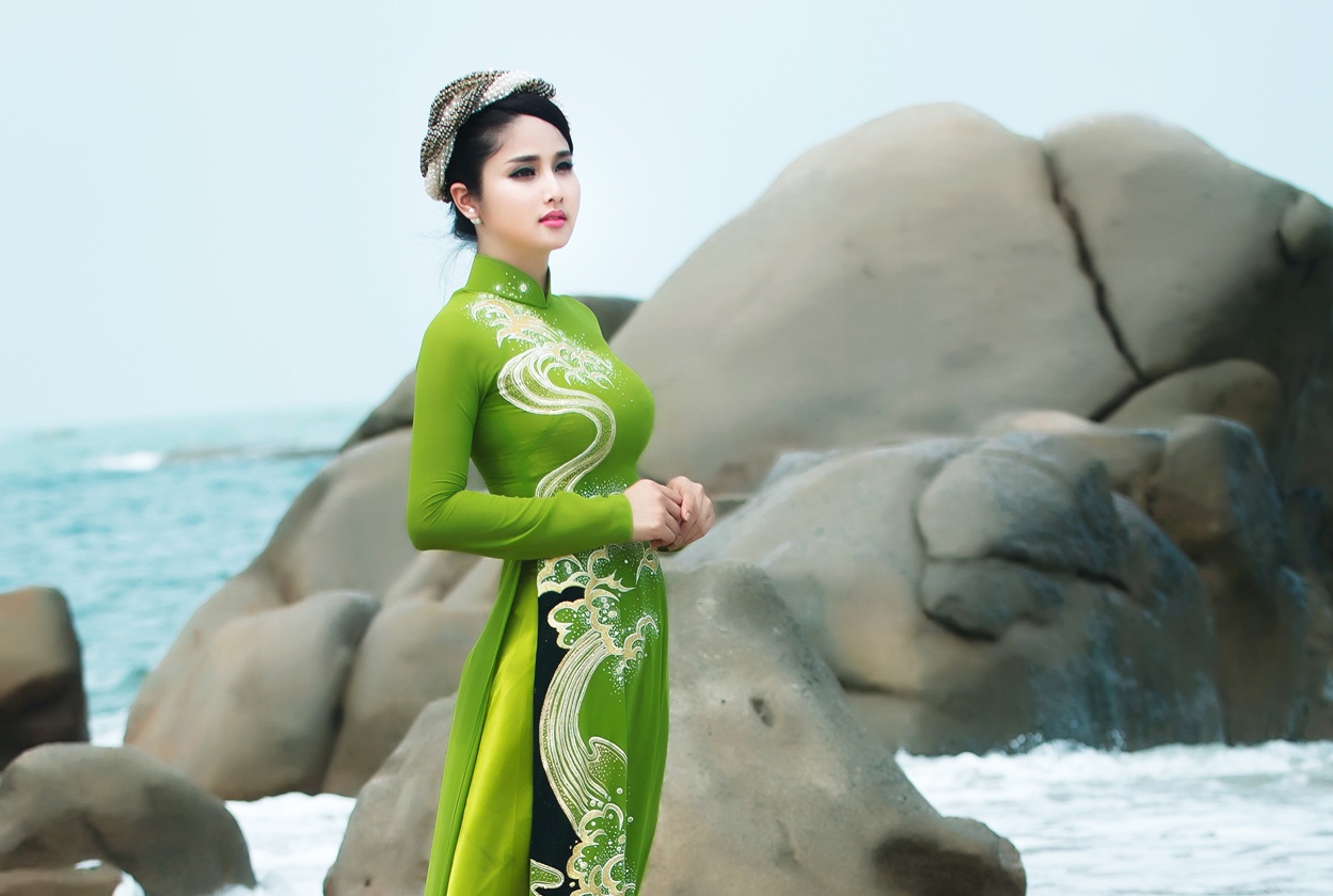 Vo cu Phan Thanh Binh dien ao dai duyen dang anh 5