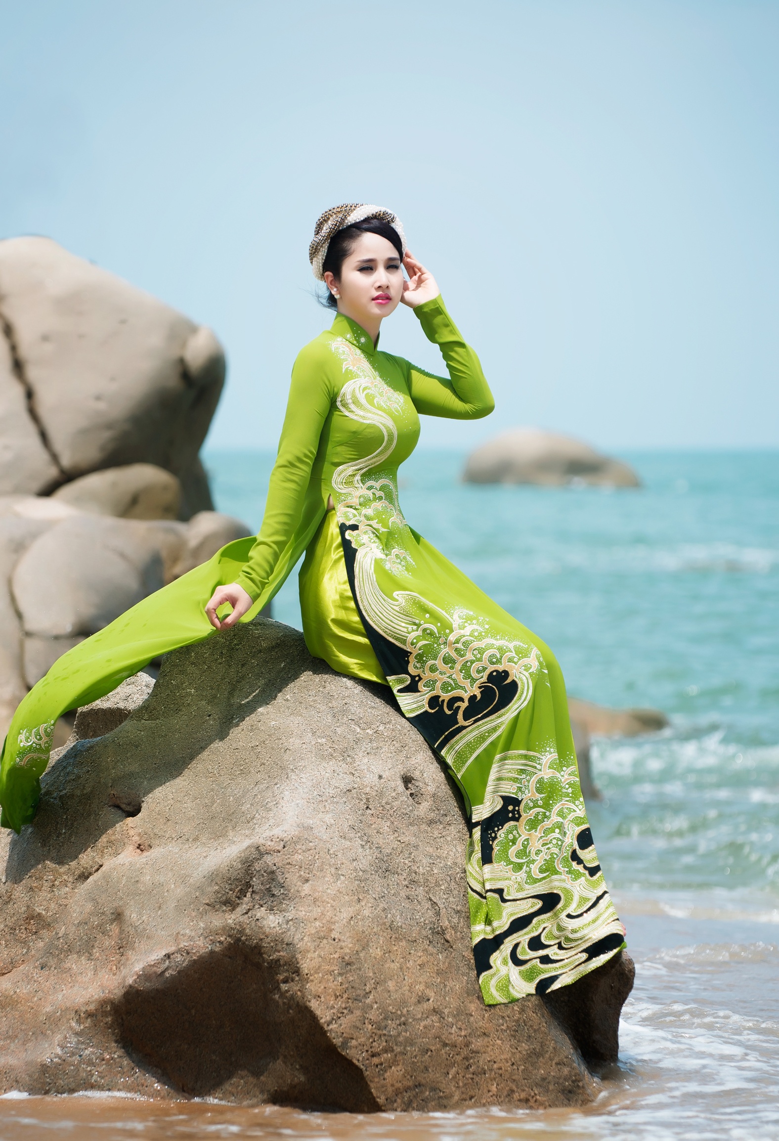 Vo cu Phan Thanh Binh dien ao dai duyen dang anh 6