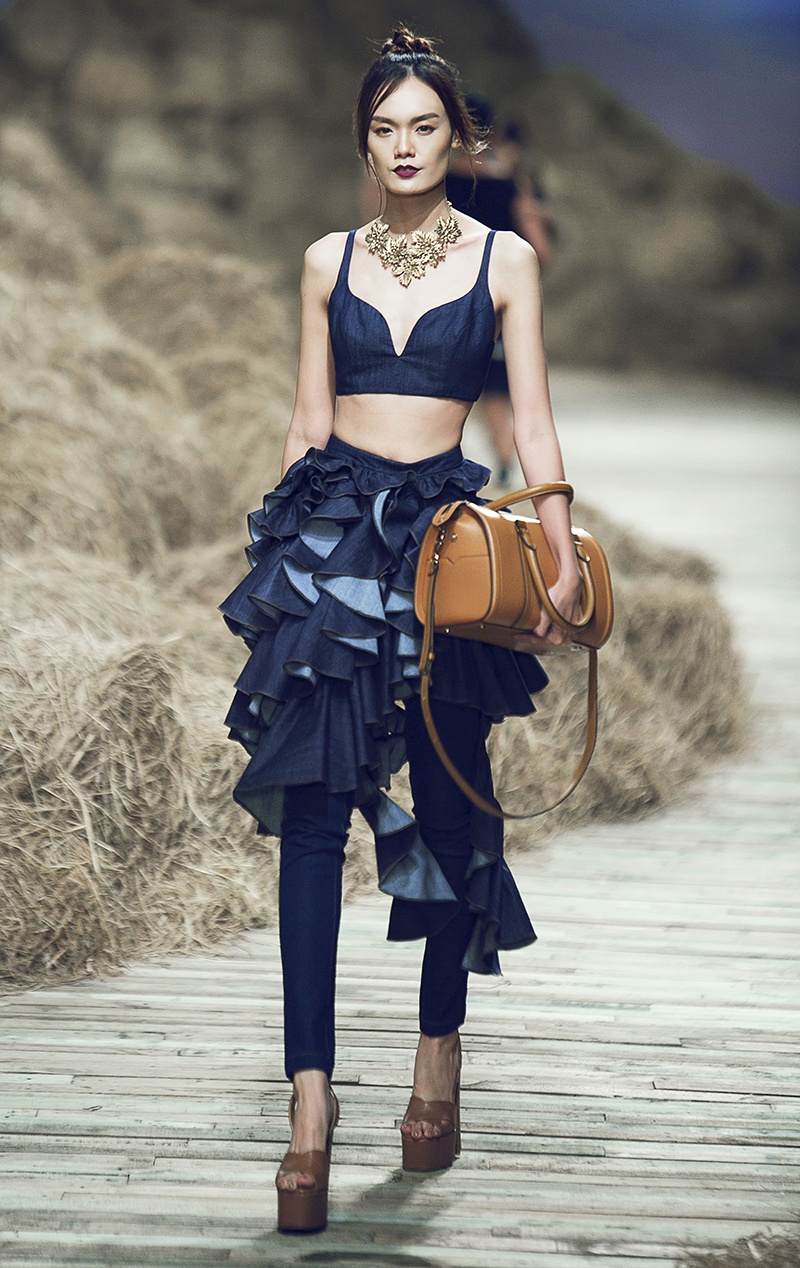 Nguoi mau nam be con trai Do Manh Cuong len san dien anh 10