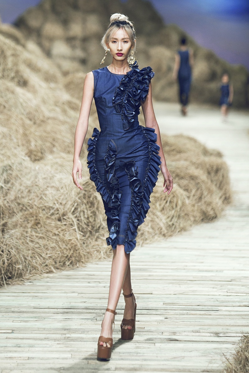 Nguoi mau nam be con trai Do Manh Cuong len san dien anh 11