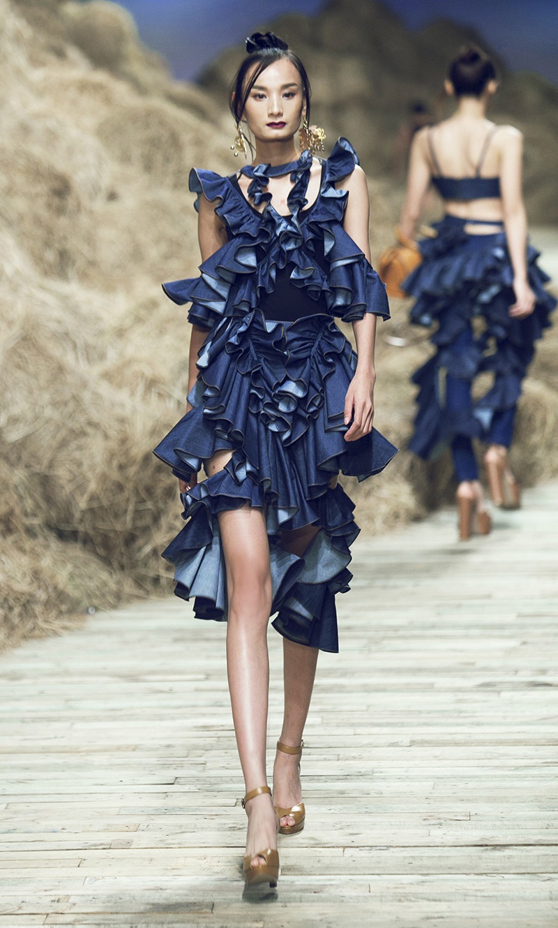 Nguoi mau nam be con trai Do Manh Cuong len san dien anh 15