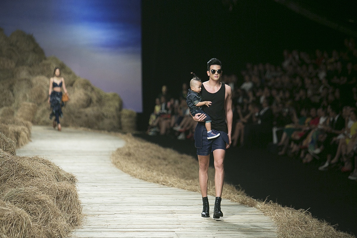 Nguoi mau nam be con trai Do Manh Cuong len san dien anh 2