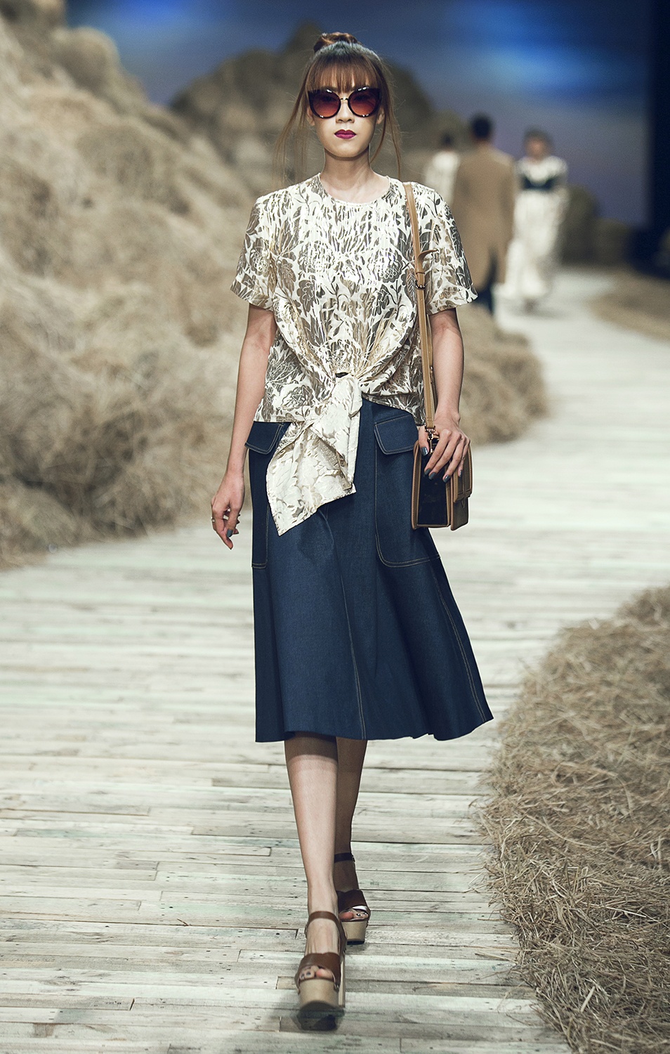 Nguoi mau nam be con trai Do Manh Cuong len san dien anh 3