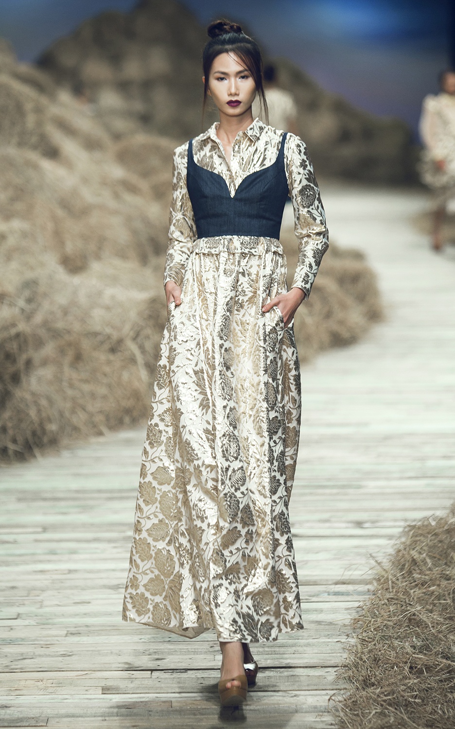 Nguoi mau nam be con trai Do Manh Cuong len san dien anh 4