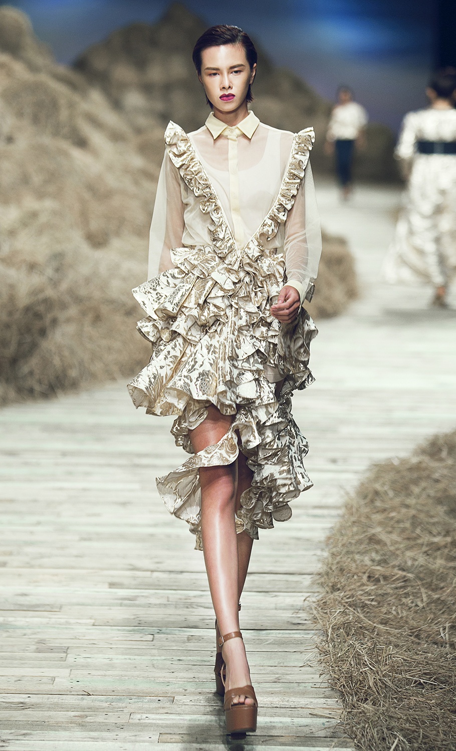 Nguoi mau nam be con trai Do Manh Cuong len san dien anh 5