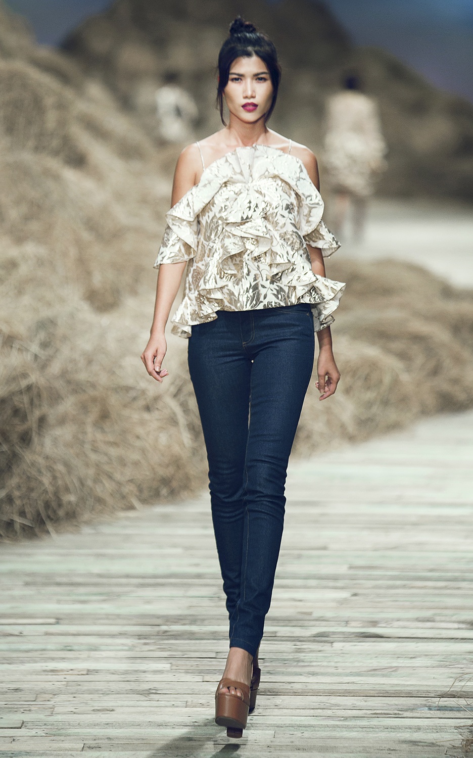 Nguoi mau nam be con trai Do Manh Cuong len san dien anh 6