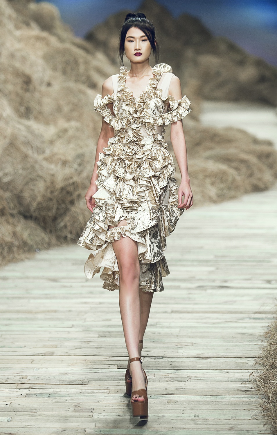 Nguoi mau nam be con trai Do Manh Cuong len san dien anh 7