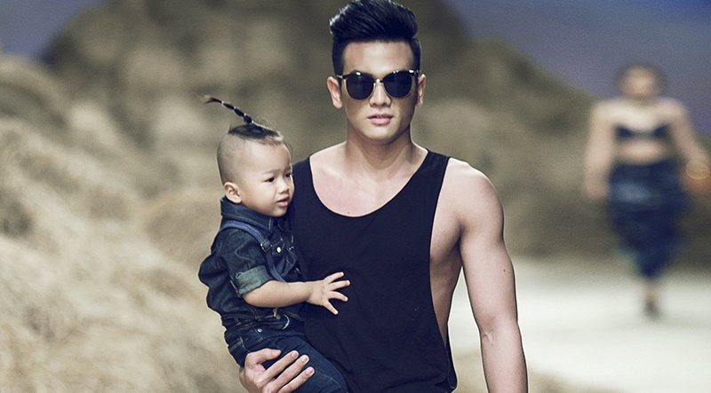 Nguoi mau nam be con trai Do Manh Cuong len san dien hinh anh