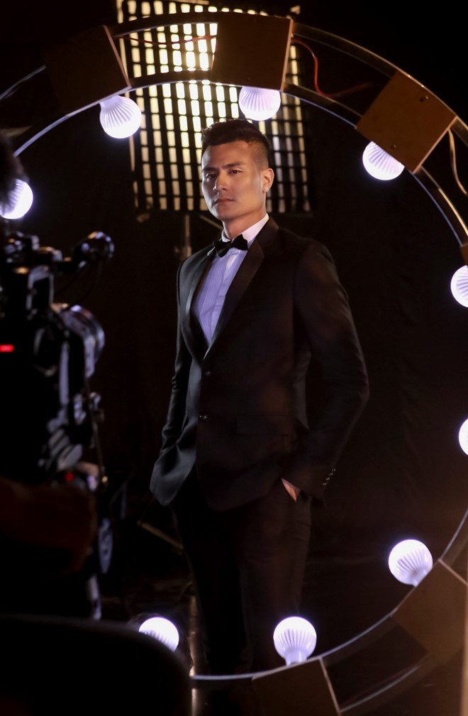 Vĩnh Thụy hôn Hoàng Thùy Linh ảnh 3 Vinh Thuy hon Hoang Thuy Linh anh 3