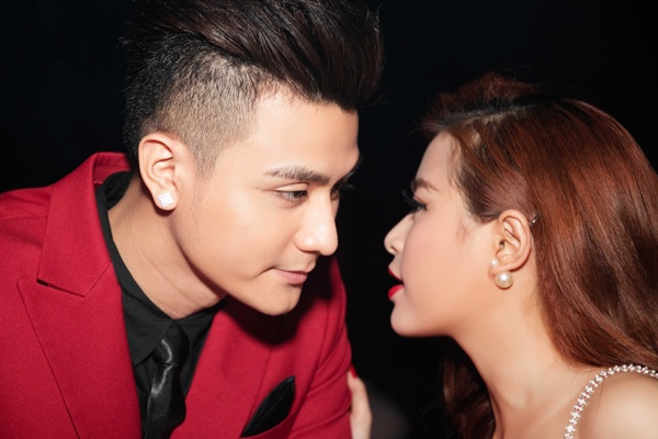 Vinh Thuy: 'Cam giac sung suong khi hon Hoang Thuy Linh' hinh anh