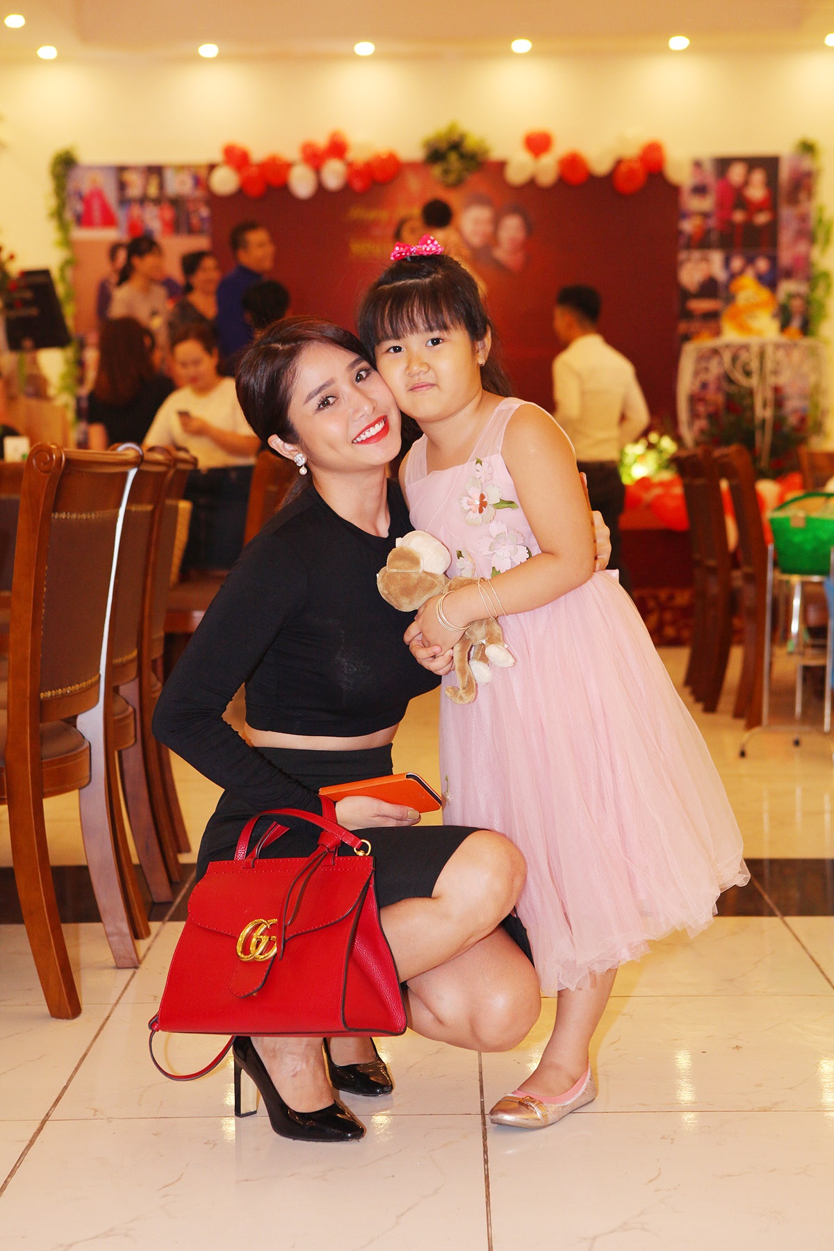 Hong Van dua con gai ut di tiec o TP HCM anh 3