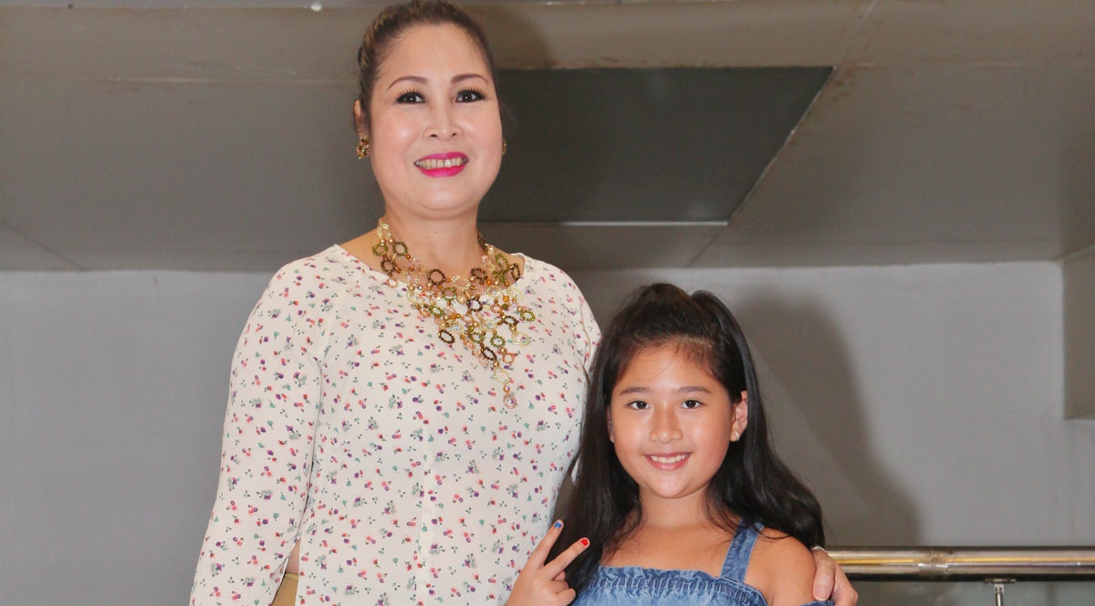 Hong Van lan dau dua con gai ut di su kien hinh anh