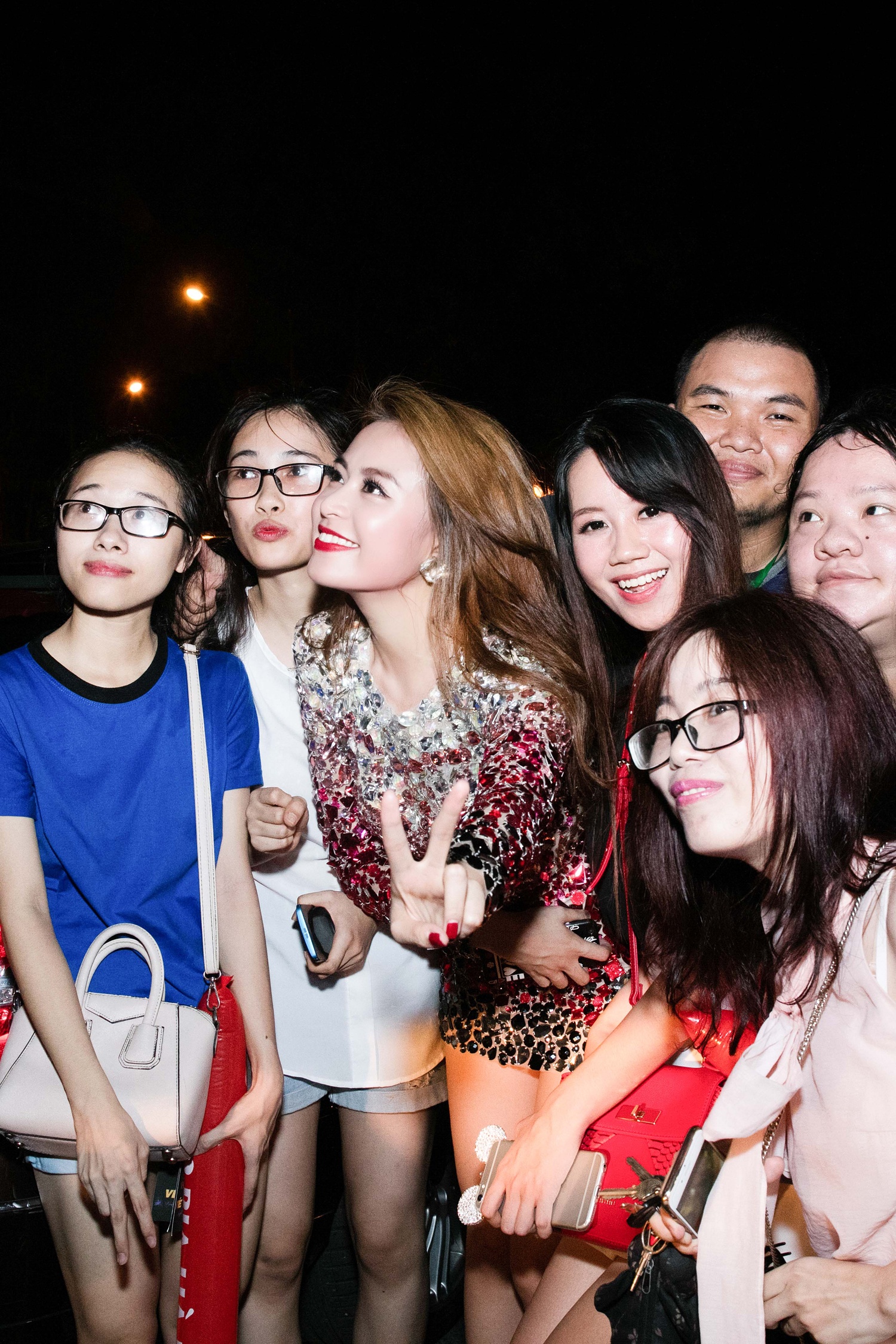 Hoang Thuy Linh hoi ngo Noo Phuoc Thinh o Ha Noi anh 7